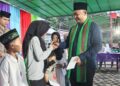 Bupati Alex memberikan santunan saat Safari Ramadan di Kecamatan Sandai. Foto: Ist.