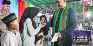 Bupati Alex memberikan santunan saat Safari Ramadan di Kecamatan Sandai. Foto: Ist.