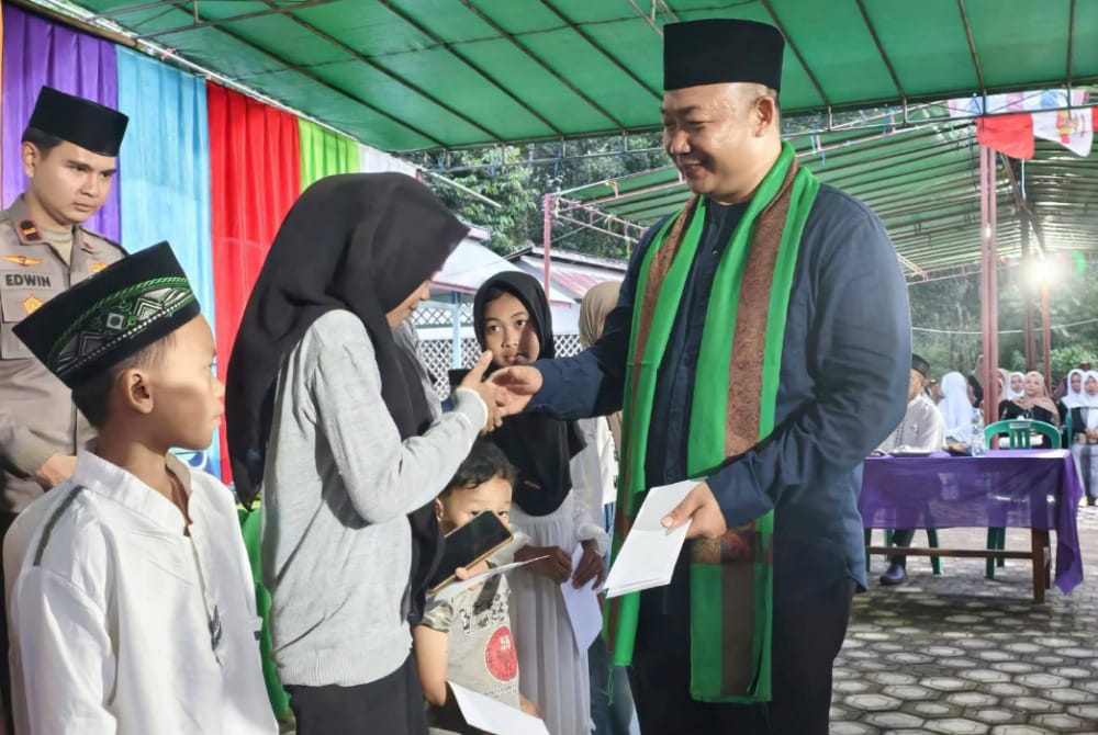Bupati Alex memberikan santunan saat Safari Ramadan di Kecamatan Sandai. Foto: Ist.