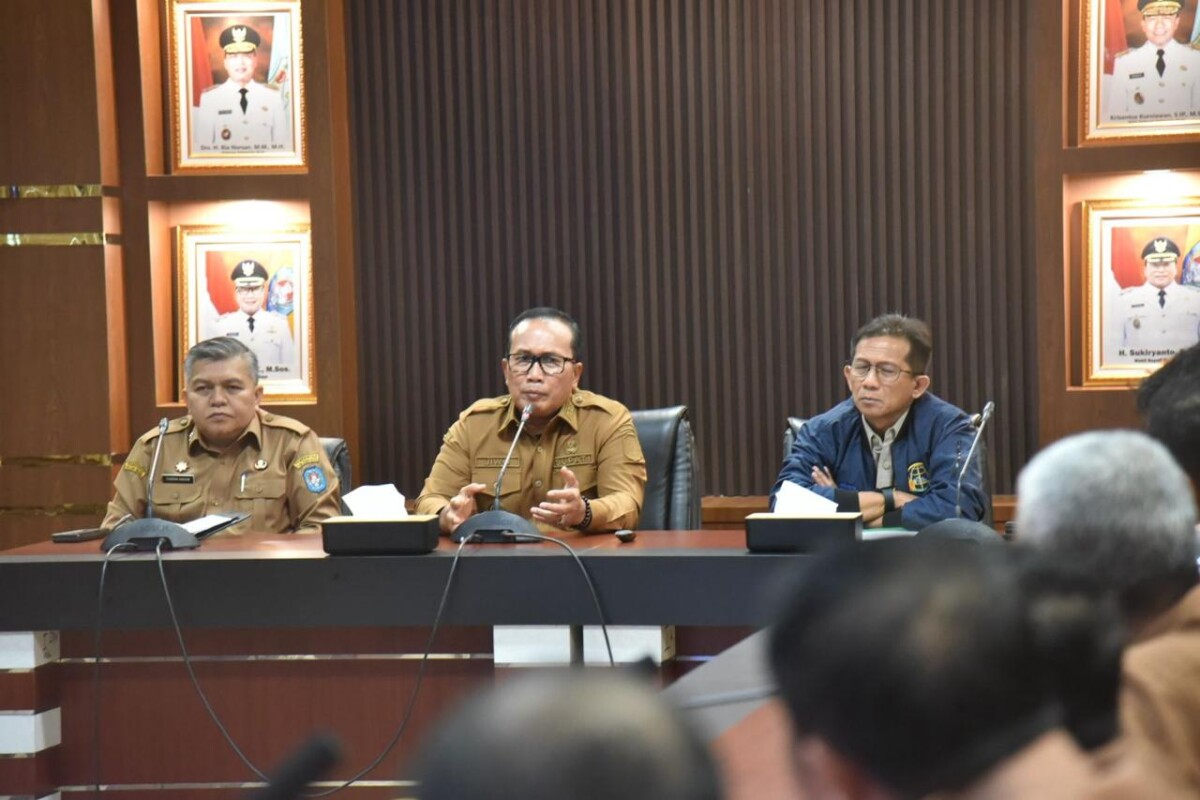 Bupati Kubu Raya Sujiwo memimpin rapat inventarisasi HGB dan HGU di Kantor Bupati Kubu Raya, Selasa (24/2/2026)