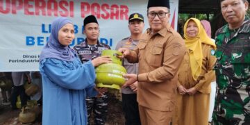 Bupati Sujiwo hadiri operasi pasar elpiji bersubsidi dan bahan pokok penting di Desa Sungai Kupah, Kecamatan Sungai Kakap, Selasa (24/2/2026).
