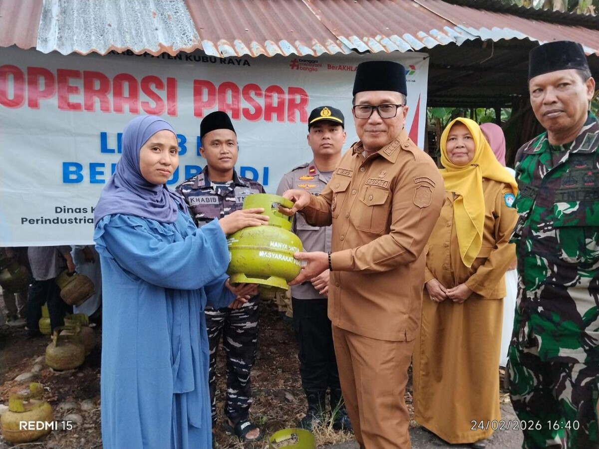 Bupati Sujiwo hadiri operasi pasar elpiji bersubsidi dan bahan pokok penting di Desa Sungai Kupah, Kecamatan Sungai Kakap, Selasa (24/2/2026).