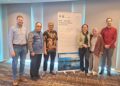 FOTO BERSAMA - Kepala Bidang Riset dan Inovasi BAPPERIDA Pontianak, Eko Prihanono (batik biru) berfoto bersama tim peneliti program RISE usai diskusi di Hotel JS Luwansa, Jakarta Selatan, Rabu (25/2/2026). IST