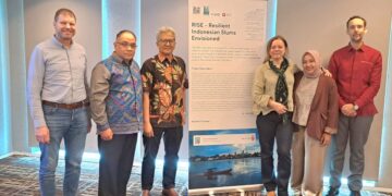 FOTO BERSAMA - Kepala Bidang Riset dan Inovasi BAPPERIDA Pontianak, Eko Prihanono (batik biru) berfoto bersama tim peneliti program RISE usai diskusi di Hotel JS Luwansa, Jakarta Selatan, Rabu (25/2/2026). IST