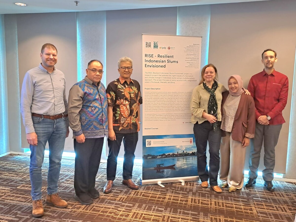 FOTO BERSAMA - Kepala Bidang Riset dan Inovasi BAPPERIDA Pontianak, Eko Prihanono (batik biru) berfoto bersama tim peneliti program RISE usai diskusi di Hotel JS Luwansa, Jakarta Selatan, Rabu (25/2/2026). IST