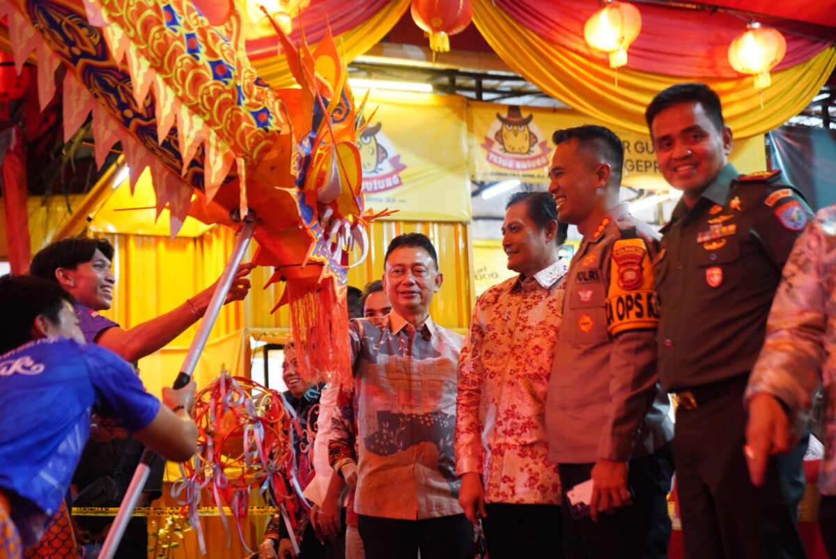 Atraksi Naga mewarnai Festival Cap Go Meh 2577 pada Pekan Promosi dan Kuliner di Jalan Diponegoro.