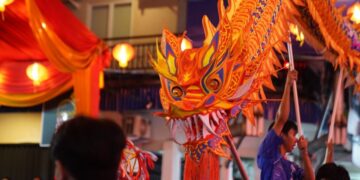 Atraksi Naga menjadi daya tarik Festival Cap Go Meh 2577 Kongzii di Pontianak.