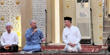 Jemaah Salat Subuh Masjid Assalam berdialog dengan Wali Kota Pontianak Edi Rusdi Kamtono dalam rangkaian Safari Ramadan.