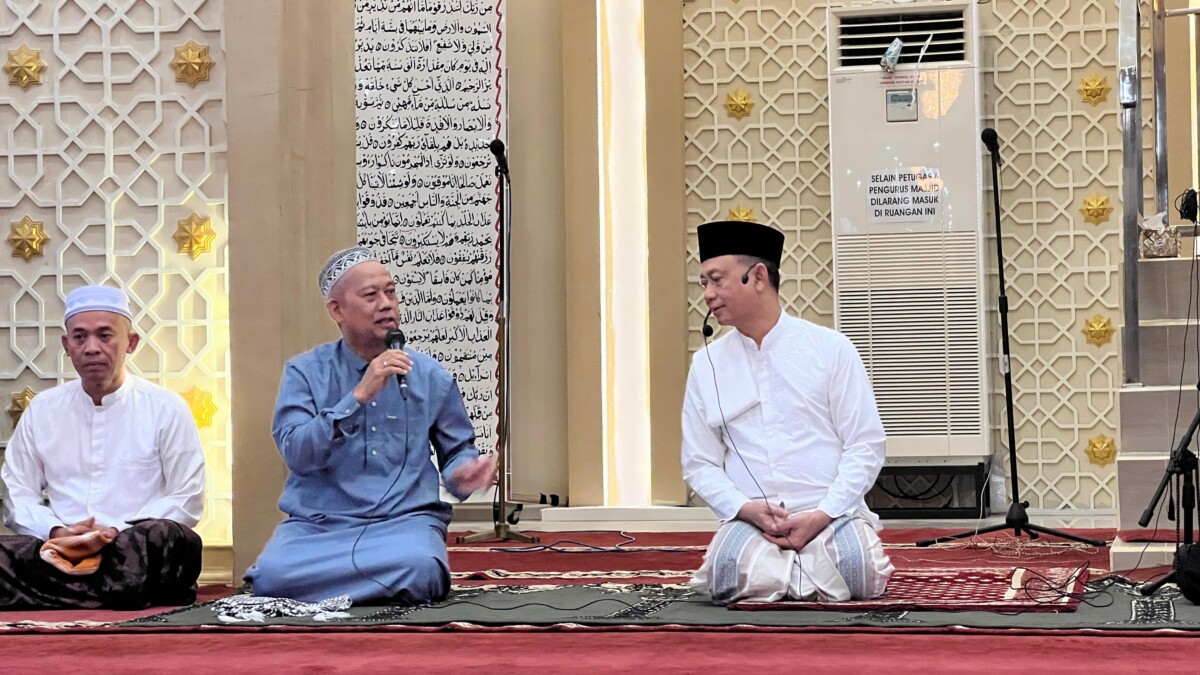 Jemaah Salat Subuh Masjid Assalam berdialog dengan Wali Kota Pontianak Edi Rusdi Kamtono dalam rangkaian Safari Ramadan.