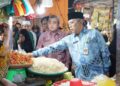 Sekretaris Daerah Kota Pontianak Amirullah bersama Satgas Ketahanan Pangan Kota Pontianak memantau ketersediaan dan harga bahan pokok di pasar tradisional maupun gudang.
