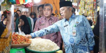 Sekretaris Daerah Kota Pontianak Amirullah bersama Satgas Ketahanan Pangan Kota Pontianak memantau ketersediaan dan harga bahan pokok di pasar tradisional maupun gudang.
