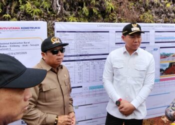 Ketua Komisi V DPR RI Lasarus didampingi Bupati Kapuas Hulu bersama Kementerian PUPR meninjau pembangunan jalan paralel perbatasan Kalbar-Kaltim. Ist
