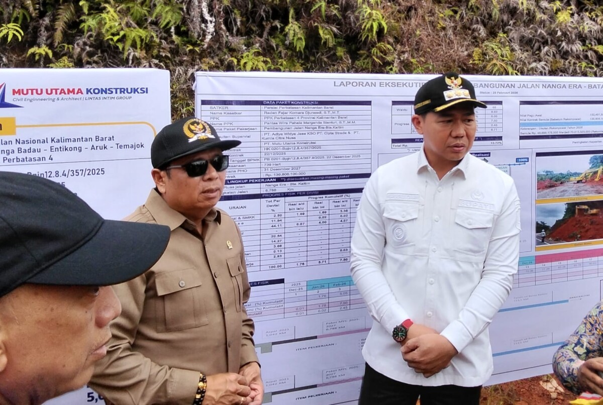 Ketua Komisi V DPR RI Lasarus didampingi Bupati Kapuas Hulu bersama Kementerian PUPR meninjau pembangunan jalan paralel perbatasan Kalbar-Kaltim. Ist