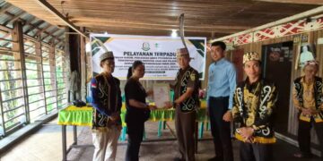 Kejaksaan Negeri Kabupaten Kapuas Hulu melaksanakan kegiatan pelayanan terpadu kepada masyarakat Kapuas Hulu. Ist