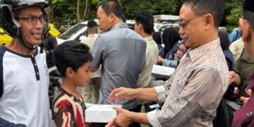 Seorang anak bersama orang tuanya menerima takjil dari Wali Kota Pontianak Edi Rusdi Kamtono.