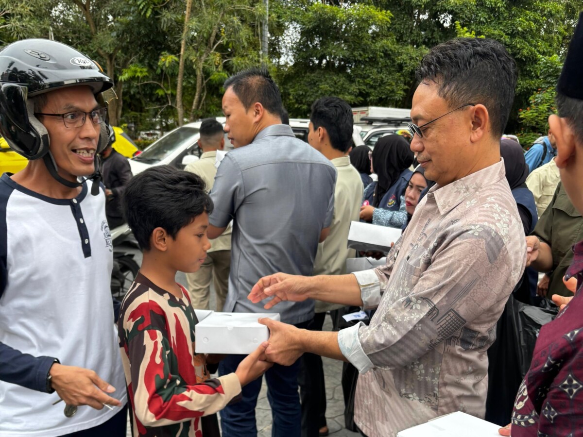 Seorang anak bersama orang tuanya menerima takjil dari Wali Kota Pontianak Edi Rusdi Kamtono.
