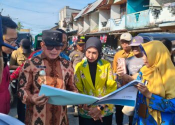 Sujiwo saat meninjau lokasi pembangunan pasar induk, Kamis (26/2/2026).