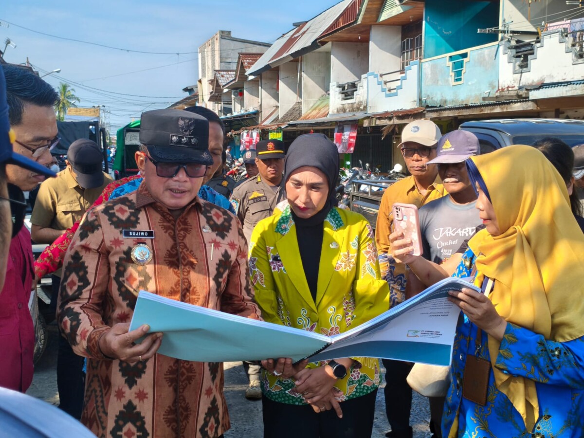 Sujiwo saat meninjau lokasi pembangunan pasar induk, Kamis (26/2/2026).
