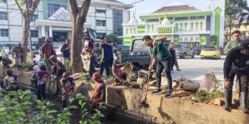 Wali Kota Pontianak Edi Rusdi Kamtono ikut membersihkan parit di lingkungan Kantor Wali Kota.