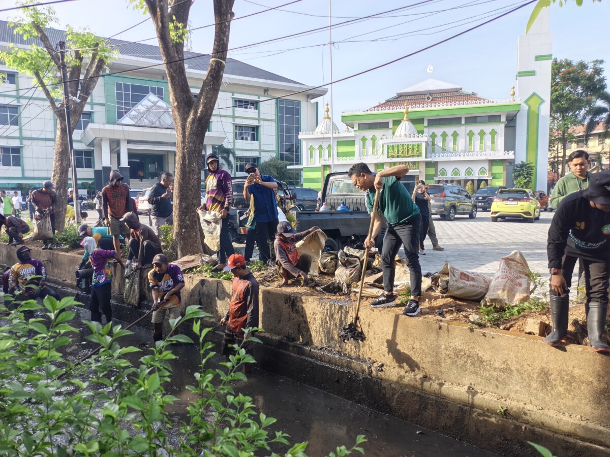 Wali Kota Pontianak Edi Rusdi Kamtono ikut membersihkan parit di lingkungan Kantor Wali Kota.