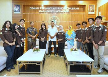 Pengurus BEM Politeknik Negeri Ketapang poto bersama Ketua DPRD usai melakukan audiensi. Foto: Ist.