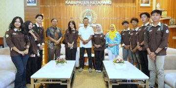 Pengurus BEM Politeknik Negeri Ketapang poto bersama Ketua DPRD usai melakukan audiensi. Foto: Ist.