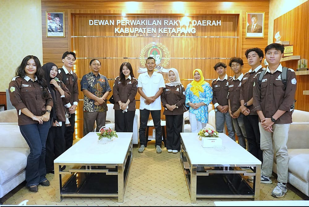 Pengurus BEM Politeknik Negeri Ketapang poto bersama Ketua DPRD usai melakukan audiensi. Foto: Ist.
