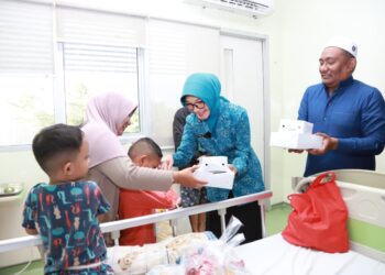 Ketua TP-PKK Kota Pontianak Yanieta Arbiastutie membagikan takjil kepada keluarga pasien di RSUD Sultan Syarif Mohamad Alkadrie Kota Pontianak.