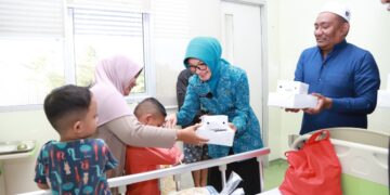 Ketua TP-PKK Kota Pontianak Yanieta Arbiastutie membagikan takjil kepada keluarga pasien di RSUD Sultan Syarif Mohamad Alkadrie Kota Pontianak.