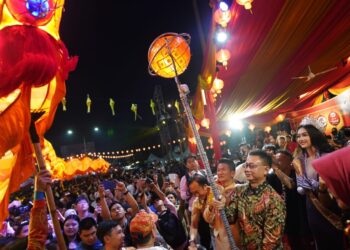 Wali Kota Pontianak Edi Rusdi Kamtono ikut memainkan naga saat menghadiri Parade Naga Bersinar.