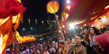Wali Kota Pontianak Edi Rusdi Kamtono ikut memainkan naga saat menghadiri Parade Naga Bersinar.
