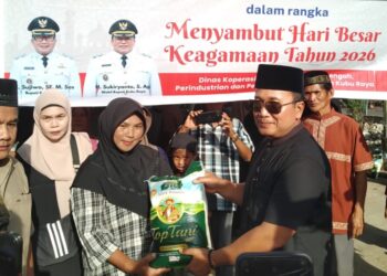 Sujiwo usai meninjau pelaksanaan operasi pasar di halaman Masjid Nurul Islam Desa Teluk Pakedai Dua, Sabtu (28/2/2026).