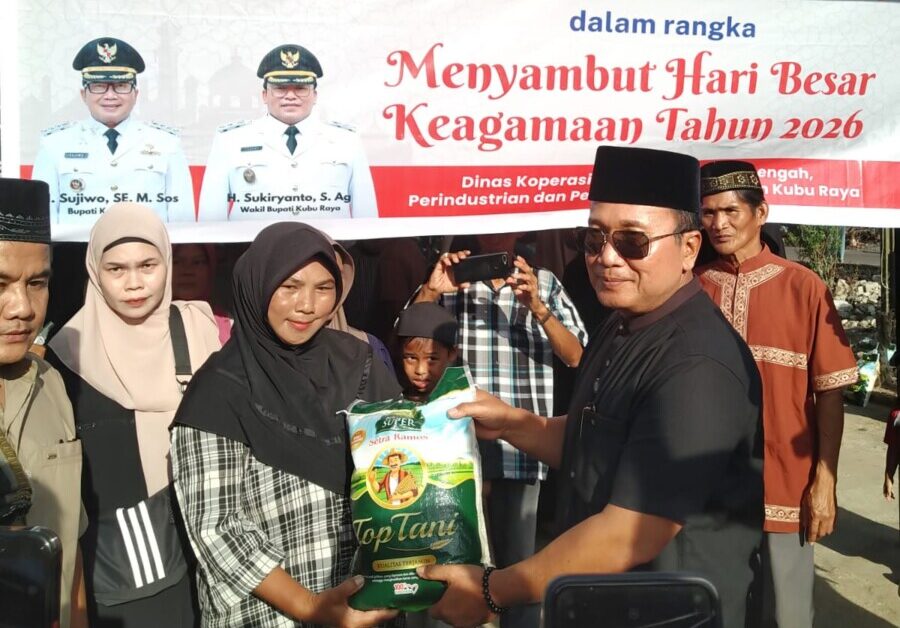 Sujiwo usai meninjau pelaksanaan operasi pasar di halaman Masjid Nurul Islam Desa Teluk Pakedai Dua, Sabtu (28/2/2026).