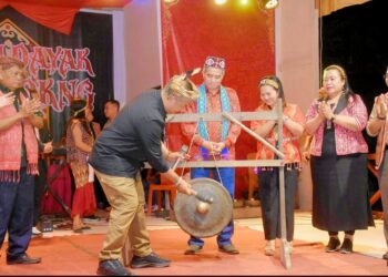 Bupati Ketapang memukul gong tanda ditutupnya gawai adat. Foto: Prokopim.