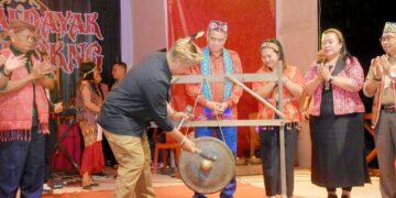 Bupati Ketapang memukul gong tanda ditutupnya gawai adat. Foto: Prokopim.