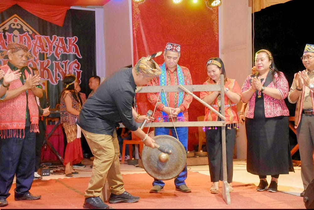 Bupati Ketapang memukul gong tanda ditutupnya gawai adat. Foto: Prokopim.