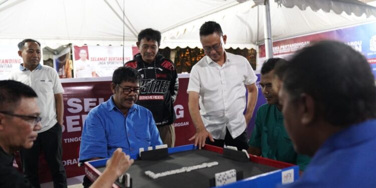 Wali Kota Pontianak Edi Rusdi Kamtono menyaksikan para peserta tengah berlaga di Eksibisi ORADO.