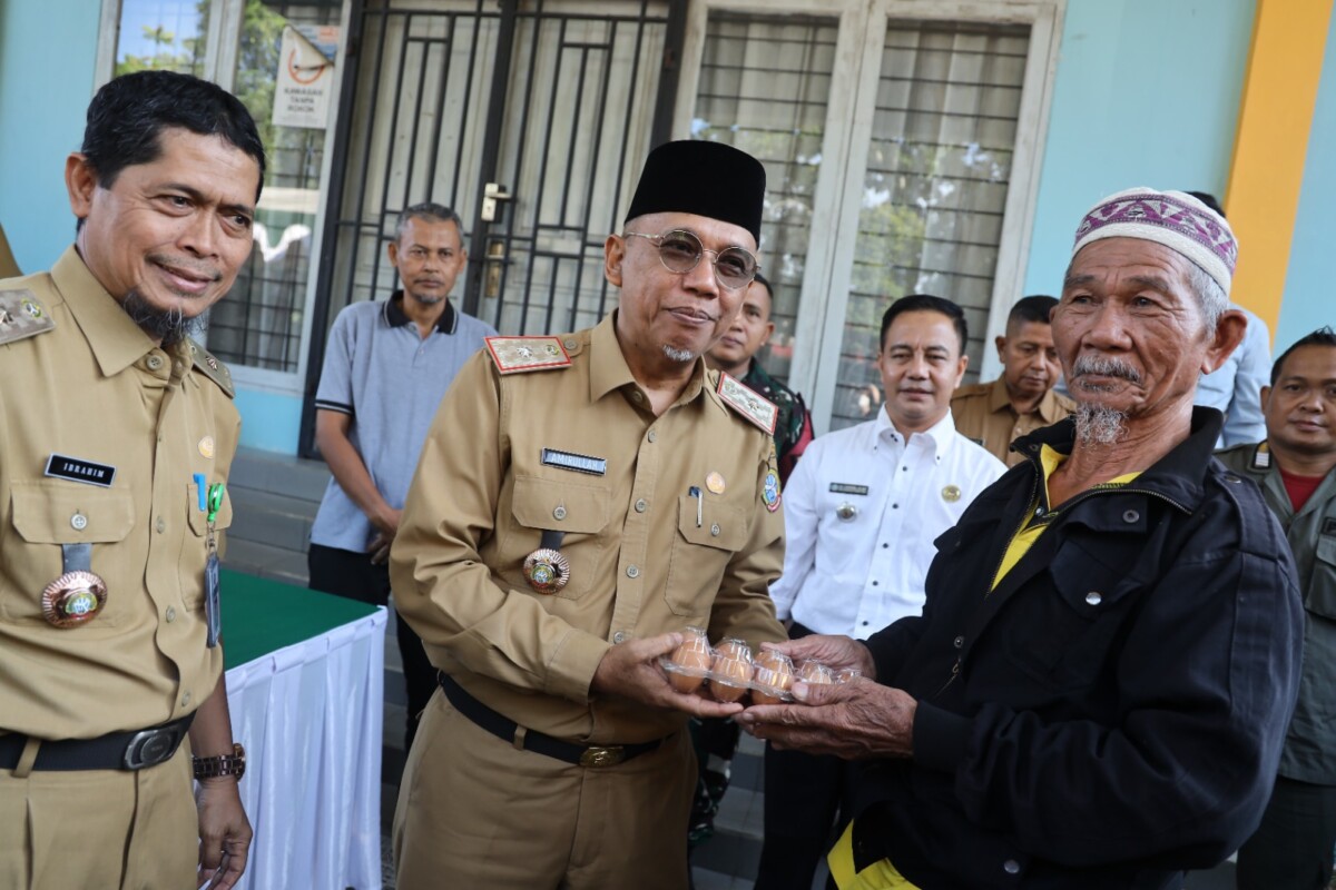Sekretaris Daerah Kota Pontianak Amirullah menyerahkan secara 1 pak telur kepada Saripin (81), warga Pontianak Tenggara yang berbelanja di Operasi Pasar Murah.