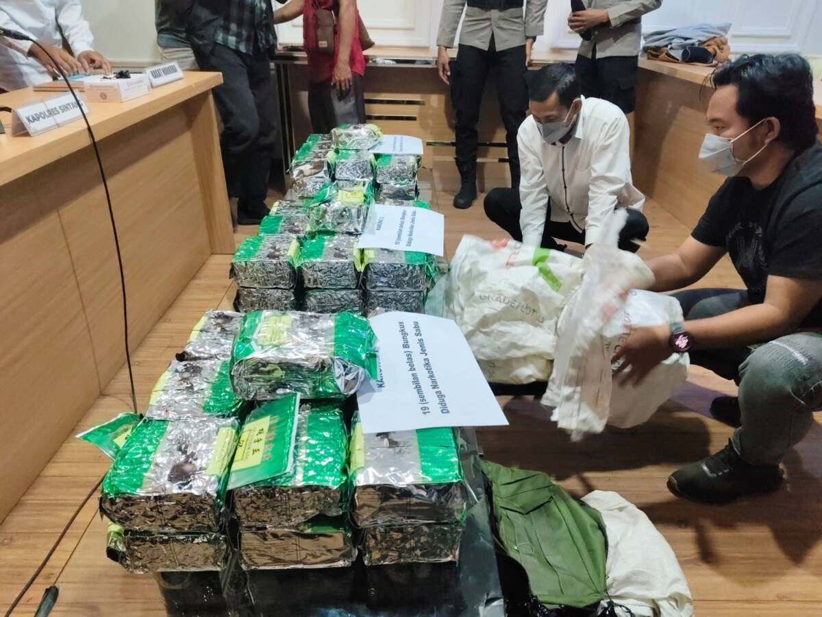 Sebanyak 59.850 gram atau 59,8 kilogram sabu (bruto) berhasil disita Satuan Reserse Narkoba Kepolisian Resor Sintang. 