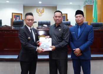 Wali Kota Pontianak Edi Rusdi Kamtono menyampaikan Raperda kepada Ketua DPRD Kota Pontianak.