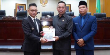 Wali Kota Pontianak Edi Rusdi Kamtono menyampaikan Raperda kepada Ketua DPRD Kota Pontianak.