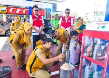 Tim Gabungan melakukan tera atau uji takar terhadap SPBU untuk memastikan takaran BBM sesuai standar.