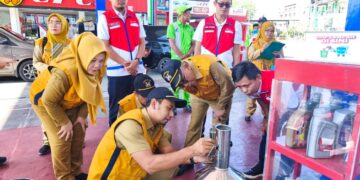 Tim Gabungan melakukan tera atau uji takar terhadap SPBU untuk memastikan takaran BBM sesuai standar.