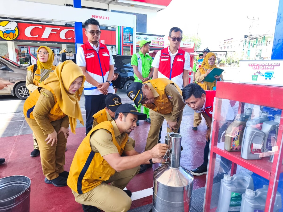 Tim Gabungan melakukan tera atau uji takar terhadap SPBU untuk memastikan takaran BBM sesuai standar.