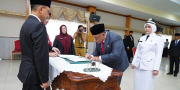 Proses pelantikan 29 Pejabat Administrator dan Pengawas di lingkungan Pemkot Pontianak.