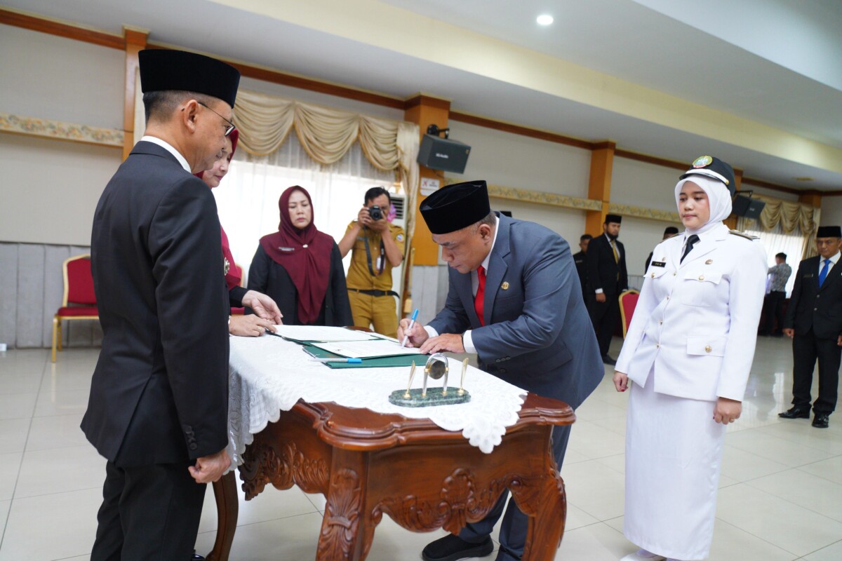 Proses pelantikan 29 Pejabat Administrator dan Pengawas di lingkungan Pemkot Pontianak.