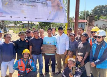 Bupati Alex poto bersama warga Dusun Tanjung Lambai usai penanganan tiang listrik. Foto: Ist.