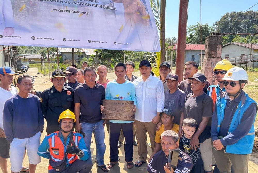 Bupati Alex poto bersama warga Dusun Tanjung Lambai usai penanganan tiang listrik. Foto: Ist.