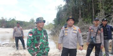 Kapolres Kapuas Hulu dan Dandim 1206 Psb tampak turun langsung dalam melakukan penertiban PETI di Kecamatan Suhaid. Ist