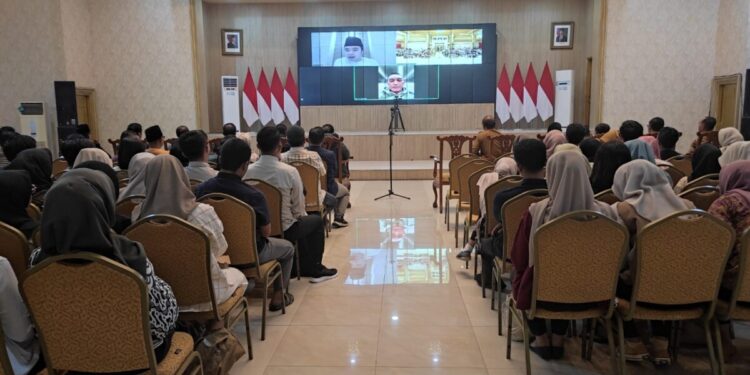 Bupati Fawait rapat koordinasi dengan SPPG se Kabupaten Jember melalui zoom meeting di Pendopo Wahyawibawagraha (foto: Jurnalis.co.id/Sigit)